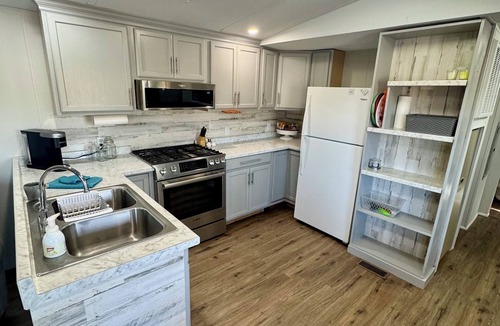 Anderson House | Lake Hartwell 2 bedroom w/ deck & dock! Plenty of parking for boats on trailers