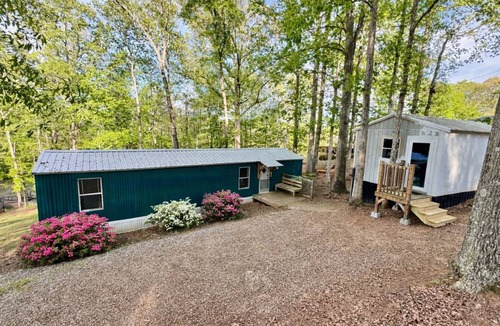 Anderson House | Lake Hartwell 2 bedroom w/ deck & dock! Plenty of parking for boats on trailers