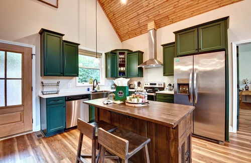 Fair Play Cottage | Lake Hartwell Cottage w/Fire Pit: Near Clemson!