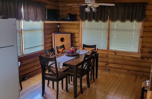 Townville Cabin | Lake Hartwell-front cabin with firepit, gameroom + private dock