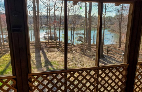 Townville Cabin | Lake Hartwell-front cabin with firepit, gameroom + private dock