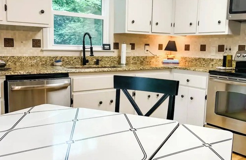 Martin House | Lake Hartwell: Private Pool, Dock, Boats, Dogs, Fire Pit, 1 hr to Clemson or UGA