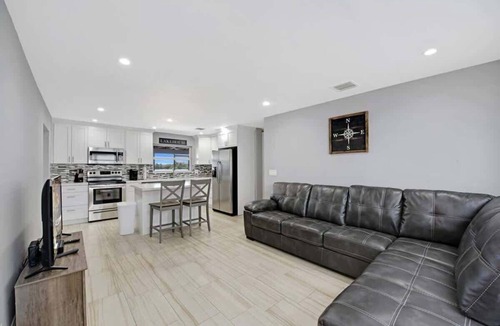 Davie House | Lake house unit 1 By Dream Vacation