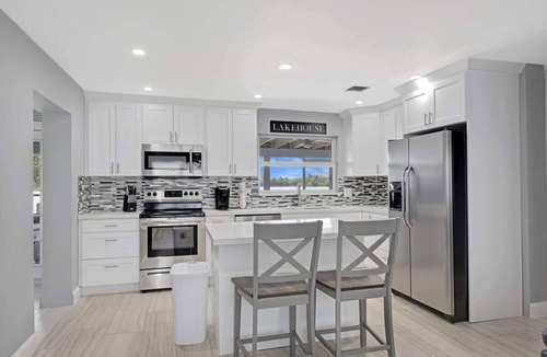 Davie House | Lake house unit 1 By Dream Vacation