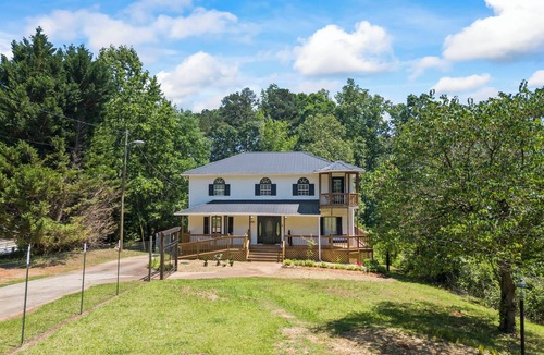 Gumlog House | Lake house with double deck boat dock