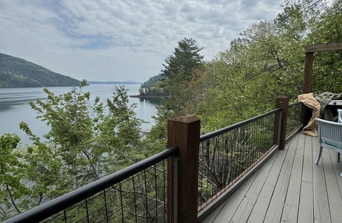 Salem House | Lake Jocassee lake front home