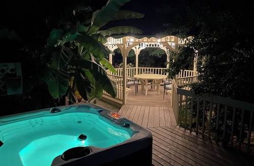 Salem House | Lake Jocassee retreat on two acres! New hot tub, Devil’s Fork State Park