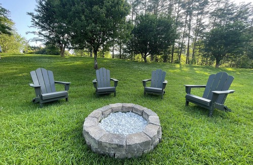 Salem House | Lake Jocassee retreat on two acres! New hot tub, Devil’s Fork State Park
