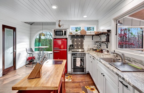 Salem House | Lake Jocassee sunflower tree house