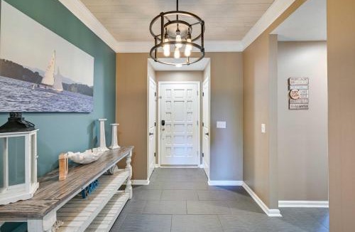 Salem House | Lake Keowee Condo w/Balcony & Resort Amenities!