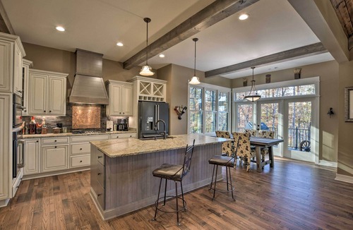 Seneca Cottage | Lake Keowee Cottage w/Deck & Private Dock!