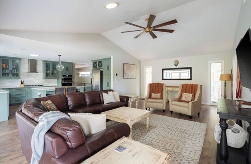 West Union House | Lake Keowee Home w Dock, Kayaks, Hot Tub!