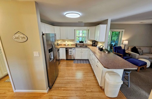 Six Mile House | Lake Keowee Lakefront Cove, Private Dock, Boat Parking, Kayaks & more