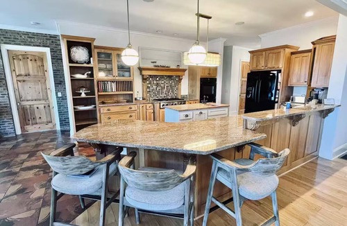Gainesville House | Lake Lanier Paradise ~ Pool ~ Jacuzzi ~ Boat slip