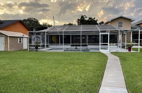 Winter Haven House | Lake life living 45 mins from most central FL theme parks.