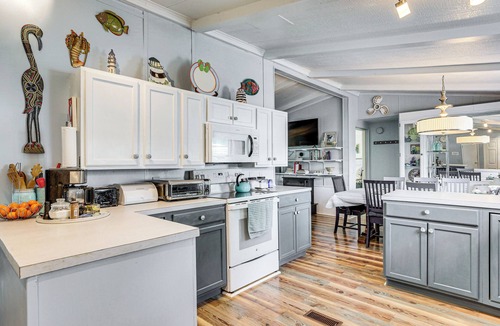 Summerton House | Lake Marion Canal Home: Dock, Yard, Porch