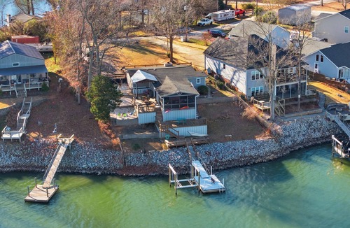 Leesville House | Lake Murray retreat set on a point with deep water - Bring your boat.