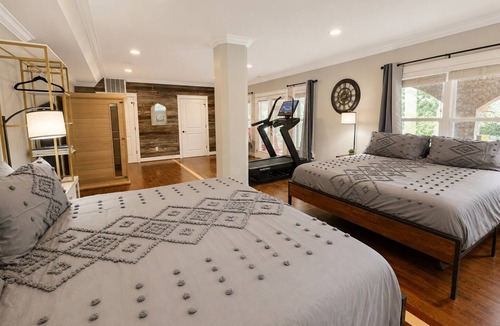Mooresville Resort | Lake Norman, Pool, Golf Simulator, Sauna, Hot tub, Pickleball/Basketball, EV Chg