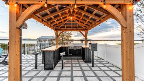 Winter Haven House | Lake, Pool, HotTub, Game Room, 8 Beds, Sleeps 17