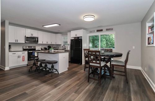 Norwood House | Lake Tillery Area, 4-bedroom house in charming Norwood with WiFi, Deck and AC