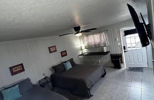 Samburg Apartment | Lake view room on Reelfoot Lake