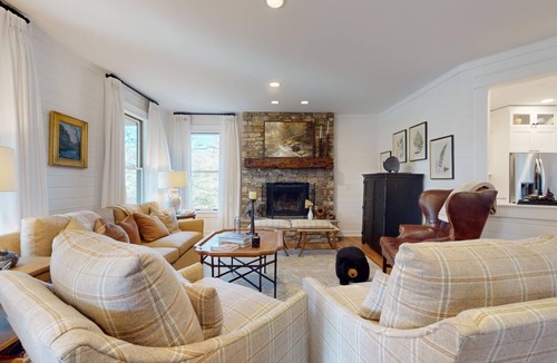 Mirror Lake Cabin | Lake Views, a Pool Table, and a Porch Swing. The Perfect Mountain Trip | Lakeview Hideaway