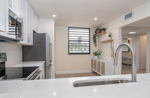 South Bradenton Condo | LAKE VIEWS! GORGEOUSLY UPDATED! 1700 total sqft with OVERSIZED LANAI!