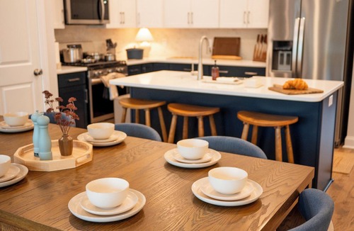 Greenwood House | Lakefront 2 King, Coffee Bar, On Site Bar & Grill, Public Dock, Kayak Rentals