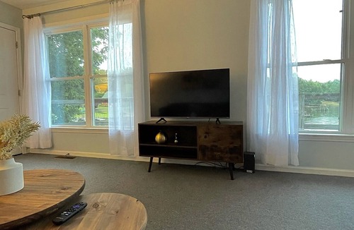 Lake Secession Cottage | LakeFront 2bd/2ba W/a View!