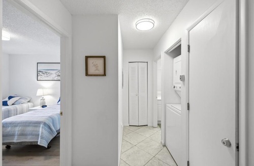 South Bradenton House | Lakefront 2BR condo near IMG - Pool, Pickleball, Tennis - Tropical Gulf Retreat