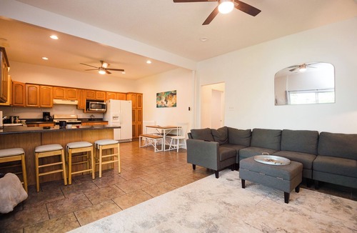 Oconee County Apartment | Lakefront 2BR w/Dock Access, Kayaks & Patio, Step-Free Entry, Sleeps 5