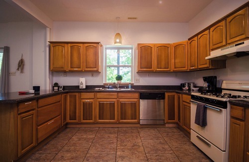 Oconee County Apartment | Lakefront 2BR w/Dock Access, Kayaks & Patio, Step-Free Entry, Sleeps 5