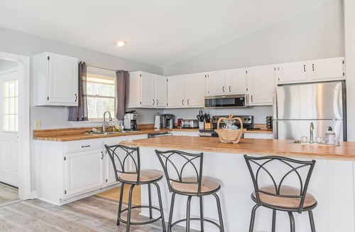 Wise House | Lakefront 4bd-2ba; Deep water; Large Porch; Sleeps 14; Pet friendly