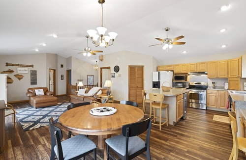 Westminster House | Lakefront 4BR w/dock - lake toys, kayaks - Family summer fun!