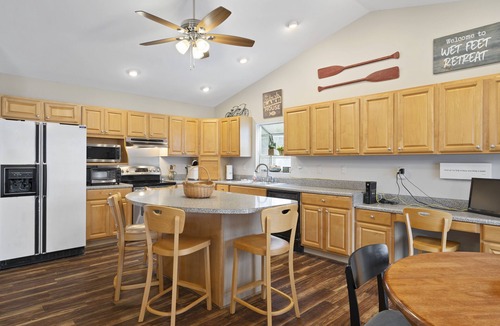 Westminster House | Lakefront 4BR w/dock - lake toys, kayaks - Family summer fun!