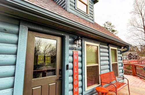 Saxony Forest Cabin | Lakefront Cabin on Lake Keowee. Kayaks, paddle boards, modern & cozy!