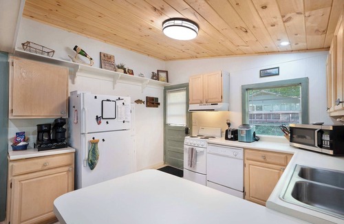 Ten Mile Cabin | Lakefront Cabin on Watts Bar Lake | Private Dock & Views