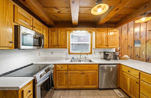 Flat Hollow Marina Cabin | Lakefront Cabin with Hot-tub and Dock in Tennessee