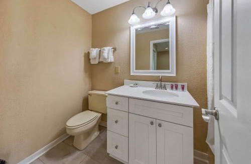 Fairfield Harbour House | Lakefront Condo with Indoor Pool Hot Tub & Resort Access