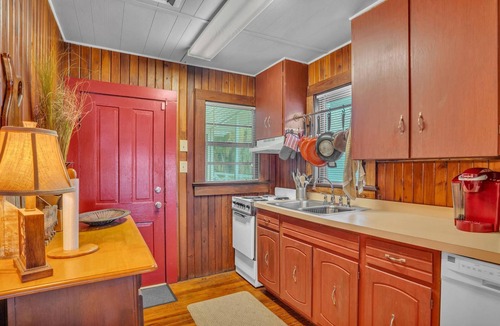 Fedhaven House | Lakefront Fishing Retreat | Private Dock & Canoe | Extended Stays Welcome