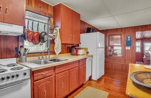 Fedhaven House | Lakefront Fishing Retreat | Private Dock & Canoe | Extended Stays Welcome