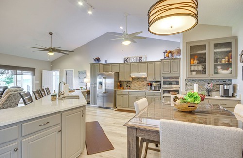 Cross Hill House | Lakefront Gem: Hot Tub, Boat Launch Near Greenwood