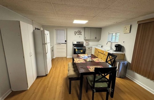 New London House | Lakefront Getaway | 2Bd 1Ba | Boat Dock