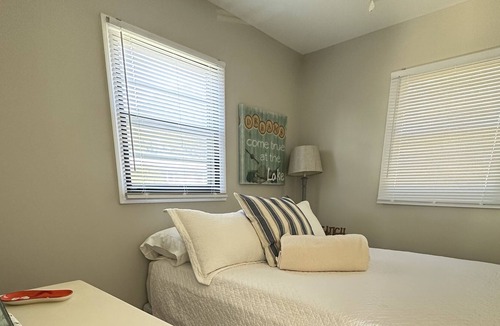 Norwood Cottage | Lakefront Getaway Cottage