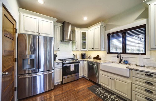 Glenville House | Lakefront Glenville Home w/Pickleball Access!