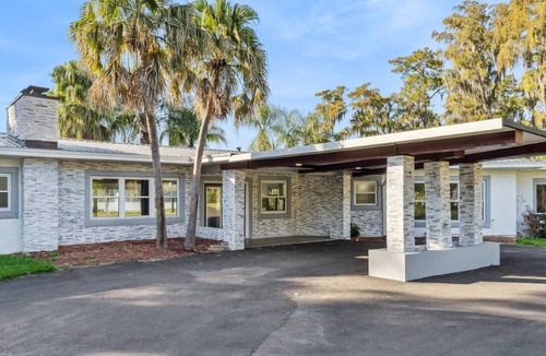 Pine Castle House | Lakefront Luxury w/Private Dock + Sunrises