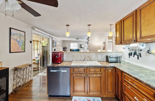 New London House | Lakefront on quiet cove at Badin Lake, Bear Necessities. Sleeps 10