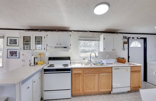 Midway House | Lakefront Pamona Retreat w Deck & Fire Pit