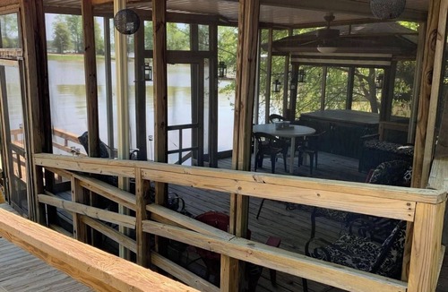 Southmont Cottage | Lakefront Private Boat dock and ramp -Quiet-Large Screened in Porch-