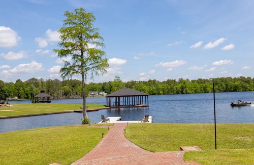 South View Apartment | Lakefront Retreat w/ Pool